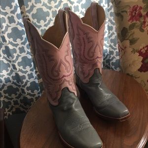 Cowgirl stompin boots